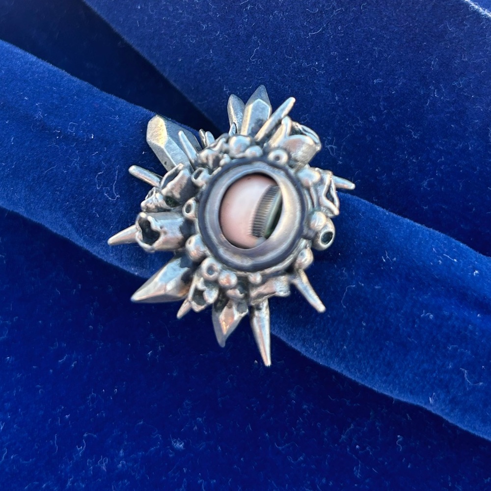 Unique design ring in its New York artist style, metal alloy and mobile eye